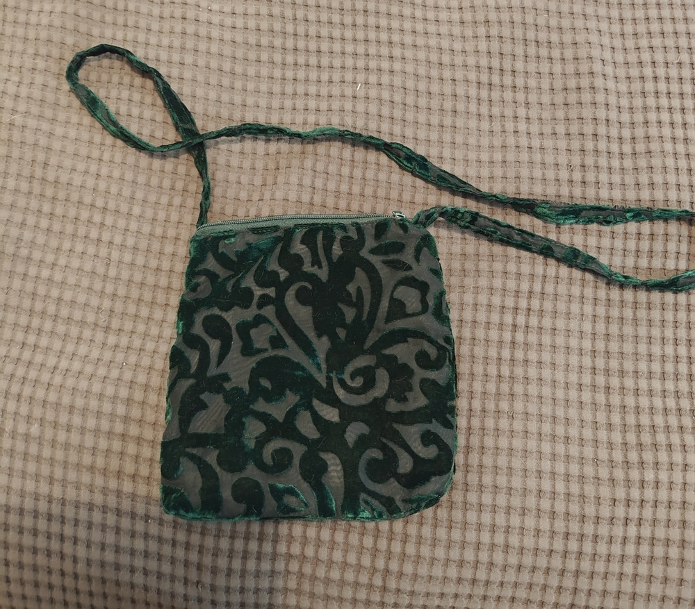 Velvet Green Crossbody Pouch - Elegant Floral Pattern